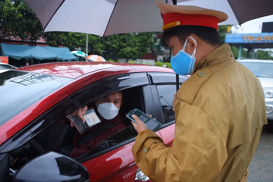 Kiểm tra thông tin tiêm vắc-xin, khai báo y tế trên App PC-Covid