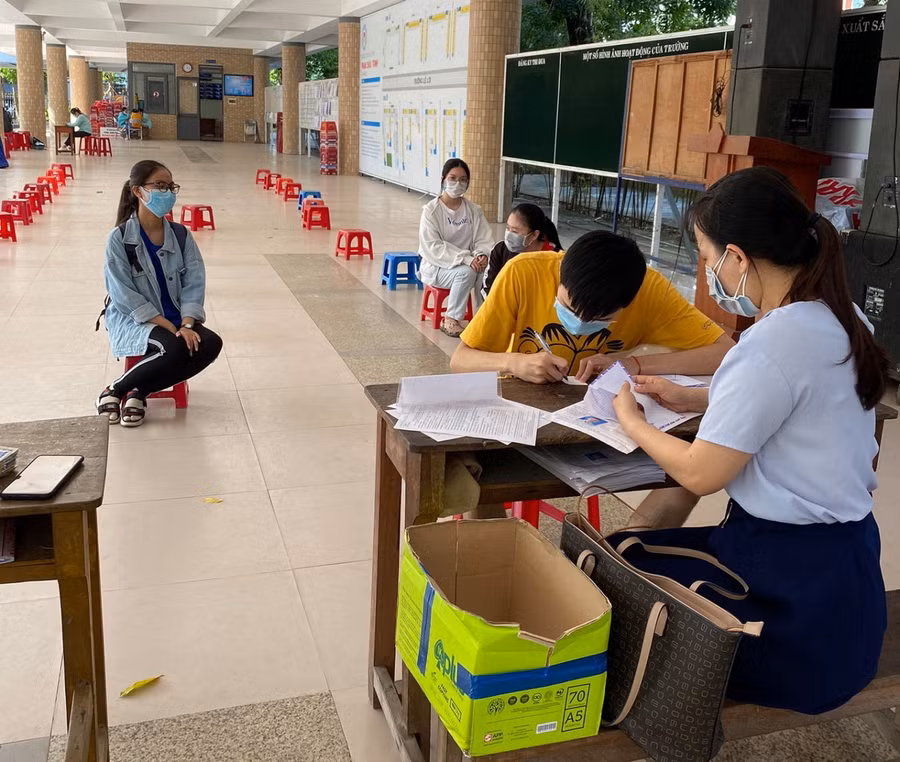 Học sinh lớp 12 Trường THPT Phan Châu Trinh thực hiện giãn cách khi nộp hồ sơ ĐKDT tốt nghiệp THPT tại trường. Ảnh: NTCC