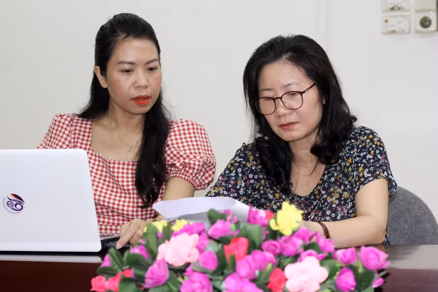 Cô Nguyễn Thanh Thủy (bên phải) chia sẻ thông tin trong buổi giao lưu trực tuyến tại điểm cầu Hà Nội