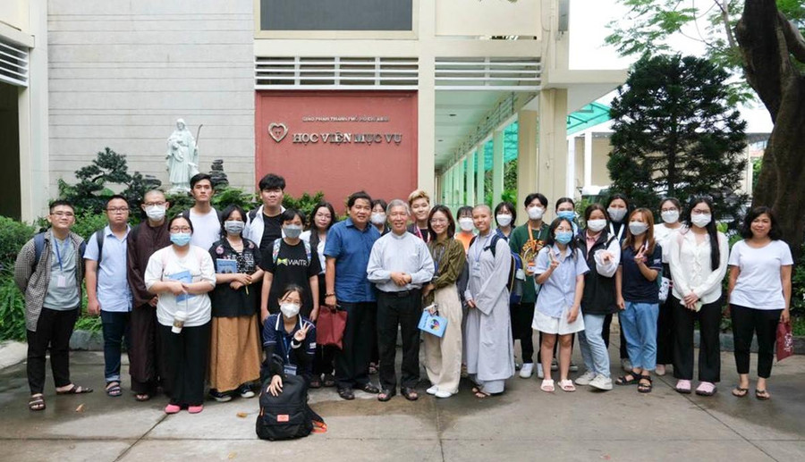 Sinh viên ngành Tôn giáo học Trường ĐH KHXH&NV, ĐHQG-HCM thực tế Trung tâm Mục vụ Tổng Giáo phận Sài Gòn - TP. Hồ Chí Minh Sinh viên ngành Tôn giáo học Trường ĐH KHXH&NV, ĐHQG-HCM thực tế Trung tâm Mục vụ Tổng Giáo phận Sài Gòn - TP. Hồ Chí Minh