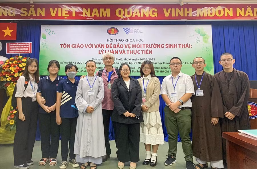 Sinh viên ngành Tôn giáo học tham gia hội thảo khoa học.