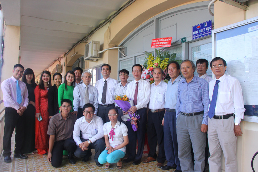 Đ/c Võ Văn Thưởng – Thường trực Ban Bí thư BCH TW Đảng (cựu sinh viên khoa Triết học) chụp hình lưu niệm cùng thầy cô nhân dịp về thăm trường.