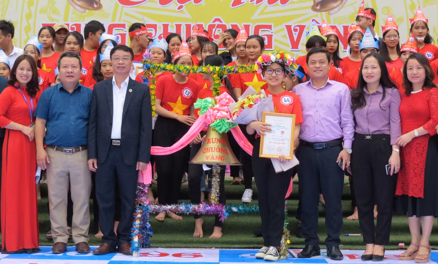 Ban tổ chức trao thưởng cho em Nguyễn Phạm Khánh Linh - lớp 11 C