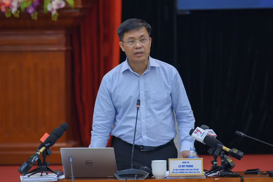 Ông Lê Mỹ Phong, Phó Cục trưởng phụ trách Cục Quản lý chất lượng, Bộ GD&amp;ĐT trả lời câu hỏi của phóng viên trong buổi họp báo