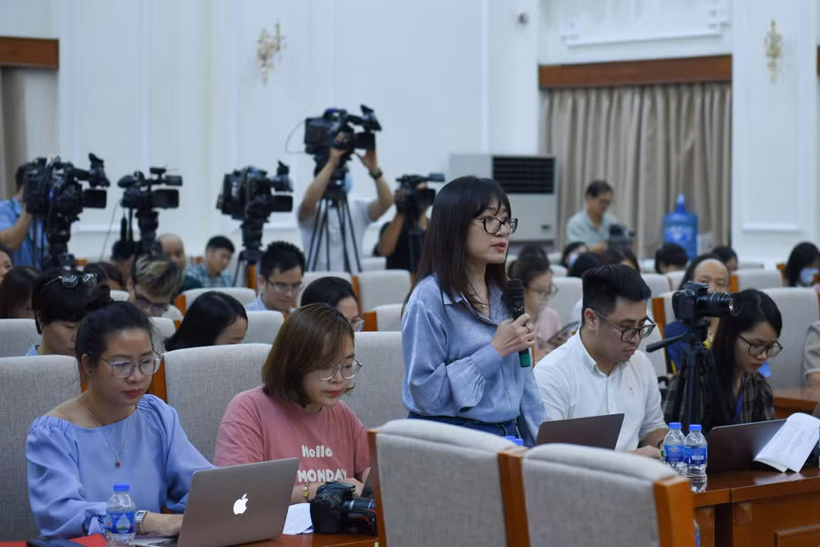 Phóng viên đặt câu hỏi với đại diện Bộ Giáo dục và Đào tạo tại buổi họp báo