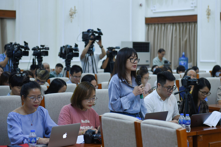 Phóng viên đặt câu hỏi với đại diện Bộ Giáo dục và Đào tạo tại buổi họp báo