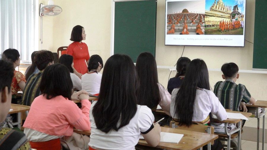 Cô giáo Lê Thị Lan thường dùng phương pháp trực quan để truyền đạt kiến thức cho học trò. Ảnh: NVCC