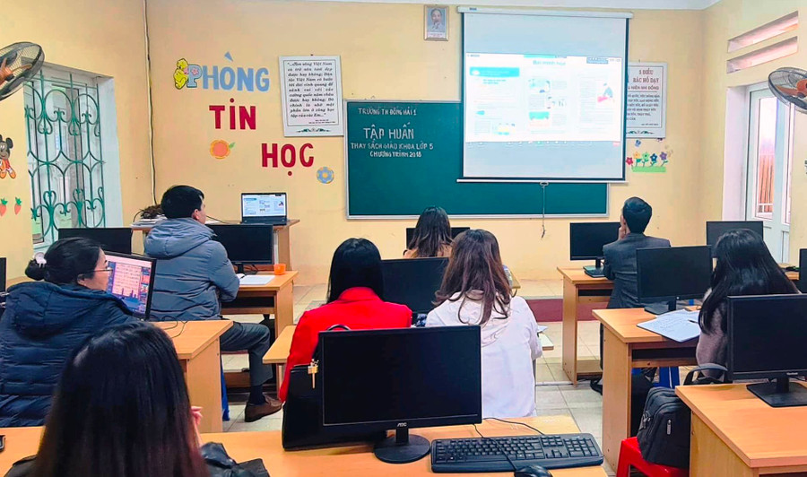 Trường Tiểu học Đông Hải 1 - TP Thanh Hóa tập huấn SGK. Ảnh: Minh Anh