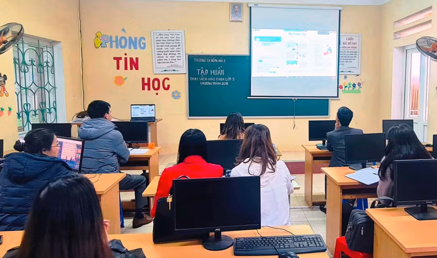 Trường Tiểu học Đông Hải 1 - TP Thanh Hóa tập huấn SGK. Ảnh: Minh Anh