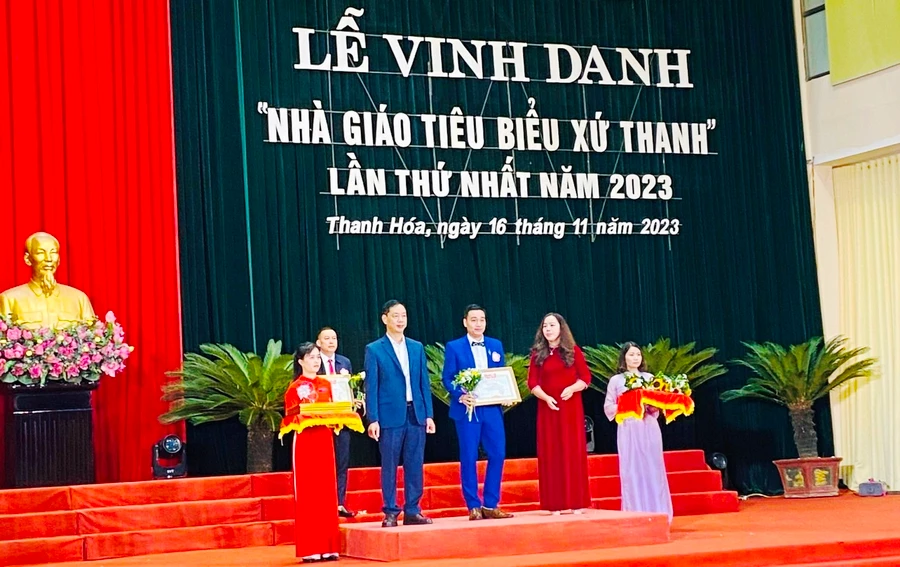 Thầy giáo Trịnh Bá Tuấn (người ôm Bằng khen) tại Lễ vinh danh Nhà giáo tiêu biểu xứ Thanh, lần thứ nhất năm 2023. Ảnh: NVCC