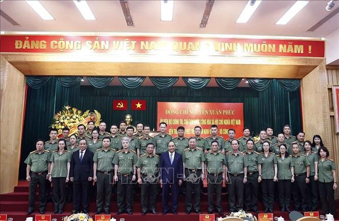 Chủ tịch nước Nguyễn Xuân Phúc với lãnh đạo Bộ Công an và Cục An ninh Kinh tế. Ảnh: Thống Nhất/TTXVN