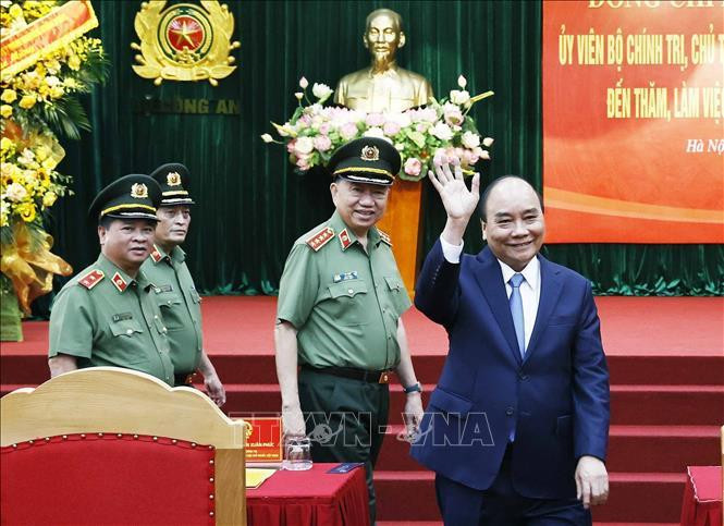 Chủ tịch nước Nguyễn Xuân Phúc đến làm việc với Cục An ninh Kinh tế. Ảnh: Thống Nhất/TTXVN