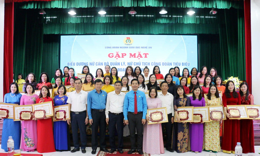 Nữ cán bộ quản lý có nhiều cống hiến, đóng góp chung cho sự phát triển giáo dục tỉnh Nghệ An. Nữ cán bộ quản lý có nhiều cống hiến, đóng góp chung cho sự phát triển giáo dục tỉnh Nghệ An.