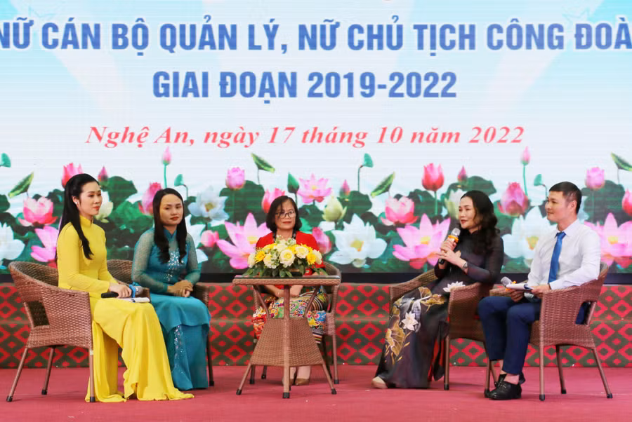 Nữ cán bộ quản lý giáo dục Nghệ An tham gia gặp mặt, trao đổi kinh nghiệm trong công tác.