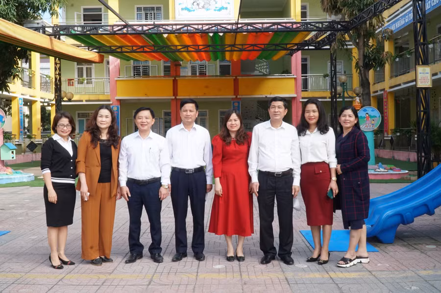 Bà Hoàng Thị Phương Thảo (thứ 2 từ trái sang) cùng lãnh đạo Sở GD&amp;ĐT Nghệ An thăm và làm việc với giáo viên Trường Mầm non Lê Lợi (TP Vinh).