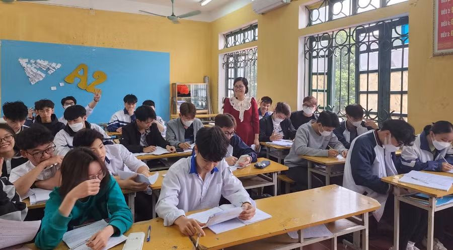 Giờ ôn tập của cô và trò Trường THPT Nguyễn Thái Học (Vĩnh Phúc)