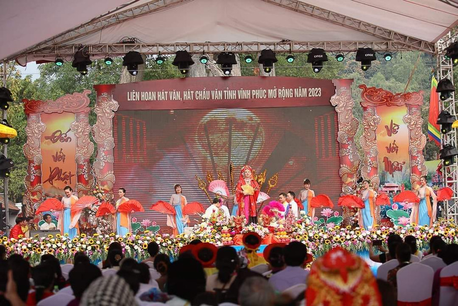 Liên hoan hát Văn, hát Chầu văn được tổ chức trong khuôn viên của lễ hội.