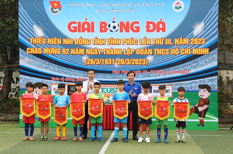 Ban tổ chức trao cờ lưu niệm cho các đội tham dự giải