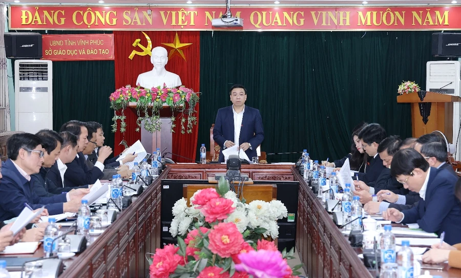 Phó trưởng Đoàn ĐBQH tỉnh Vĩnh Phúc Nguyễn Văn Mạnh phát biểu trong buổi giám sát tại Trường THPT Chuyên Vĩnh Phúc. Ảnh Khánh Linh