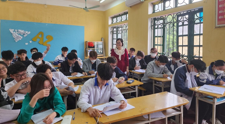 Giờ ôn tập của cô và trò Trường THPT Nguyễn Thái Học (Vĩnh Phúc) Giờ ôn tập của cô và trò Trường THPT Nguyễn Thái Học (Vĩnh Phúc)