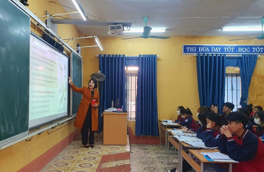 Cô và trò Trường THPT Tam Dương trong giờ lên lớp Cô và trò Trường THPT Tam Dương trong giờ lên lớp