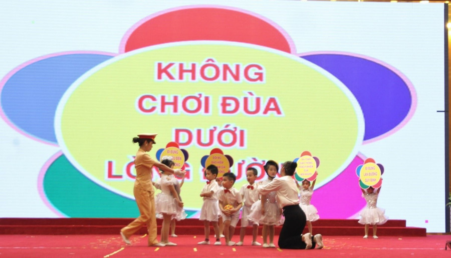 Giáo dục an toàn giao thông cho trẻ mẫu giáo 3 - 5 tuổi thông qua hoạt động âm nhạc.