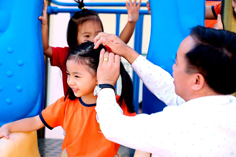 Thầy giáo Xuân luôn quan tâm chăm sóc trẻ. Ảnh: Hương Hường Thầy giáo Xuân luôn quan tâm chăm sóc trẻ. Ảnh: Hương Hường