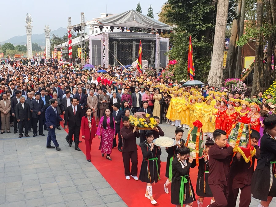 Đoàn đại biểu và du khách thập phương chuẩn bị làm lễ dâng hương tại đền Thỏng.