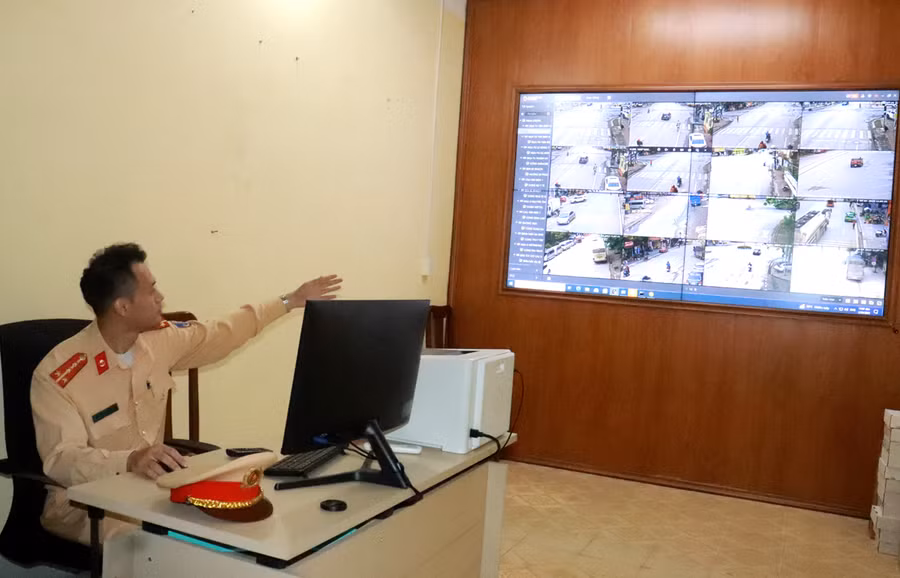 Lực lượng CSGT TP Hà Giang theo dõi hoạt động giao thông tại Trung tâm điều hành. Ảnh: Hồng Cừ