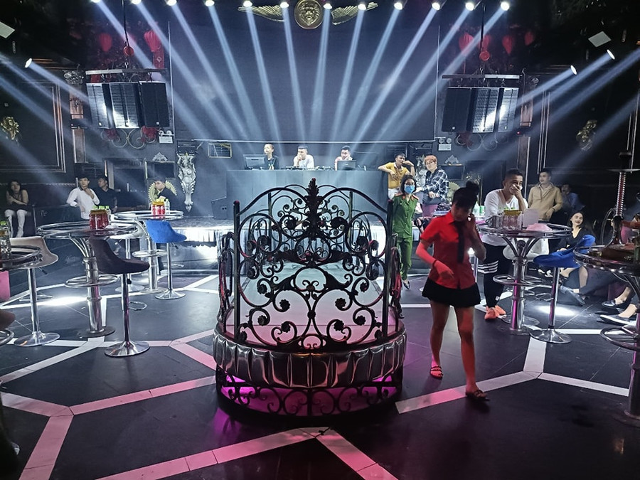 Hiện trường khi cơ quan Công an kiểm tra bar Monaco