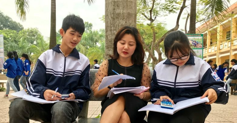 Cô và trò Trường THPT Nguyễn Viết Xuân trao đổi ôn tập trong giờ giải lao Cô và trò Trường THPT Nguyễn Viết Xuân trao đổi ôn tập trong giờ giải lao