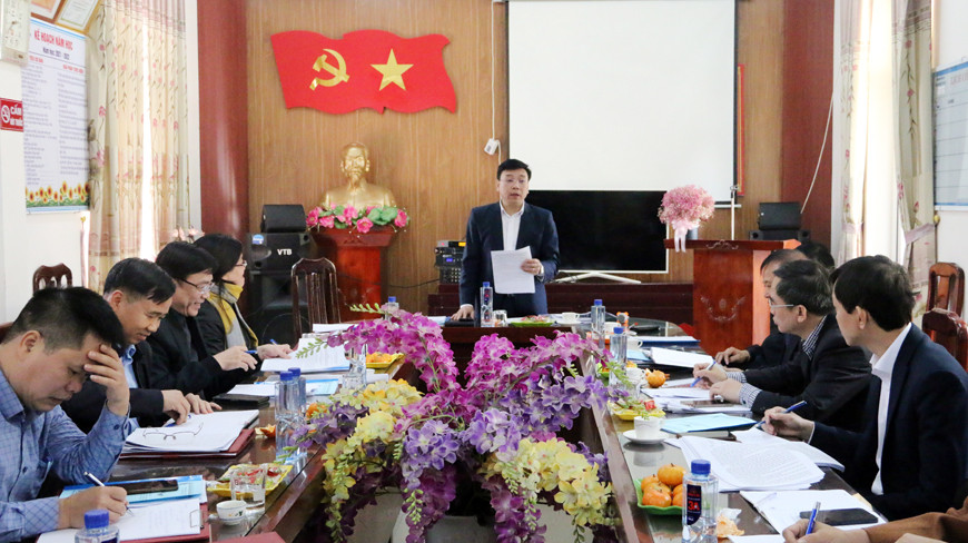 Phó Trưởng Đoàn ĐBQH tỉnh Vĩnh Phúc Nguyễn Văn Mạnh phát biểu trong buổi giám sát tại Trường Tiểu học thị trấn Yên Lạc, huyện Yên Lạc.