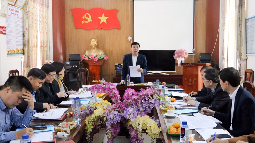 Phó Trưởng Đoàn ĐBQH tỉnh Vĩnh Phúc Nguyễn Văn Mạnh phát biểu trong buổi giám sát tại Trường Tiểu học thị trấn Yên Lạc, huyện Yên Lạc.