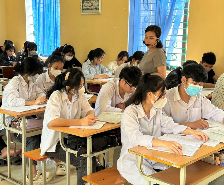 Giờ ôn tập của cô và trò Trường THPT Quế Lâm Giờ ôn tập của cô và trò Trường THPT Quế Lâm