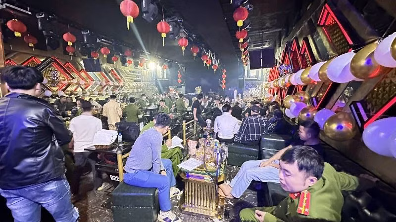 Lực lượng công an lập biên bản các đối tượng liên quan đến ma túy tại quán Lounge Louis. Ảnh: Công an tỉnh Vĩnh Phúc.