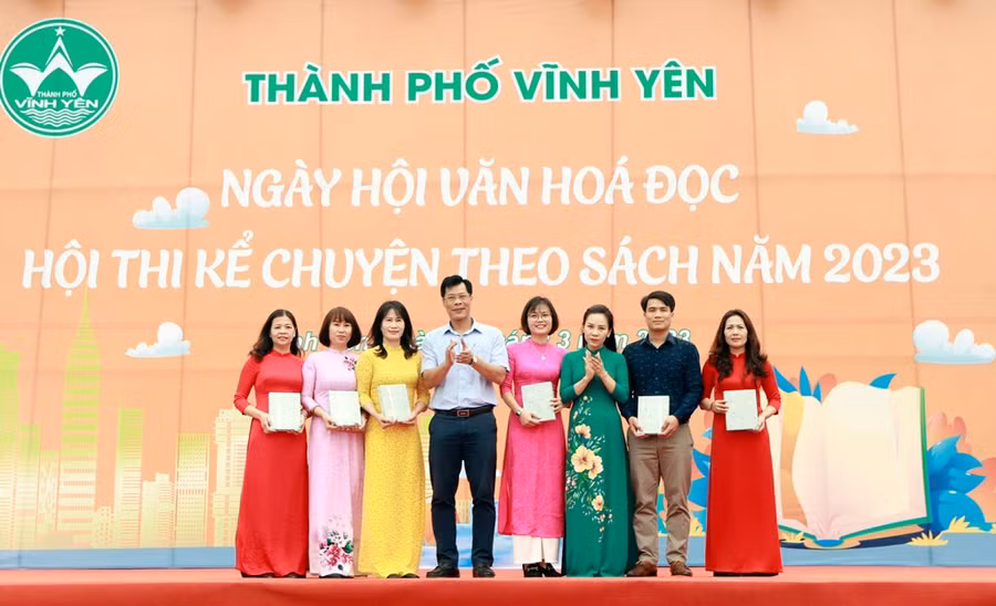 Lãnh đạo TP Vĩnh Yên trao thông điệp Ngày hội đọc sách đến đại diện một số nhà trường