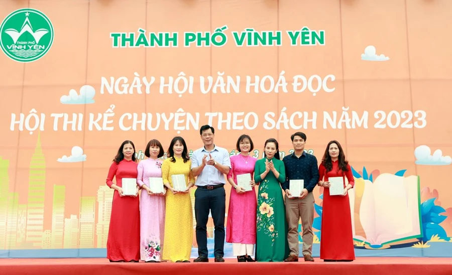 Lãnh đạo TP Vĩnh Yên trao thông điệp Ngày hội đọc sách đến đại diện một số nhà trường