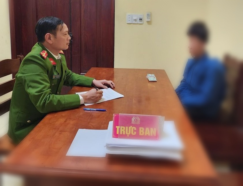 Công an làm việc với đối tượng N. Ảnh: Công an huyện Yên Sơn