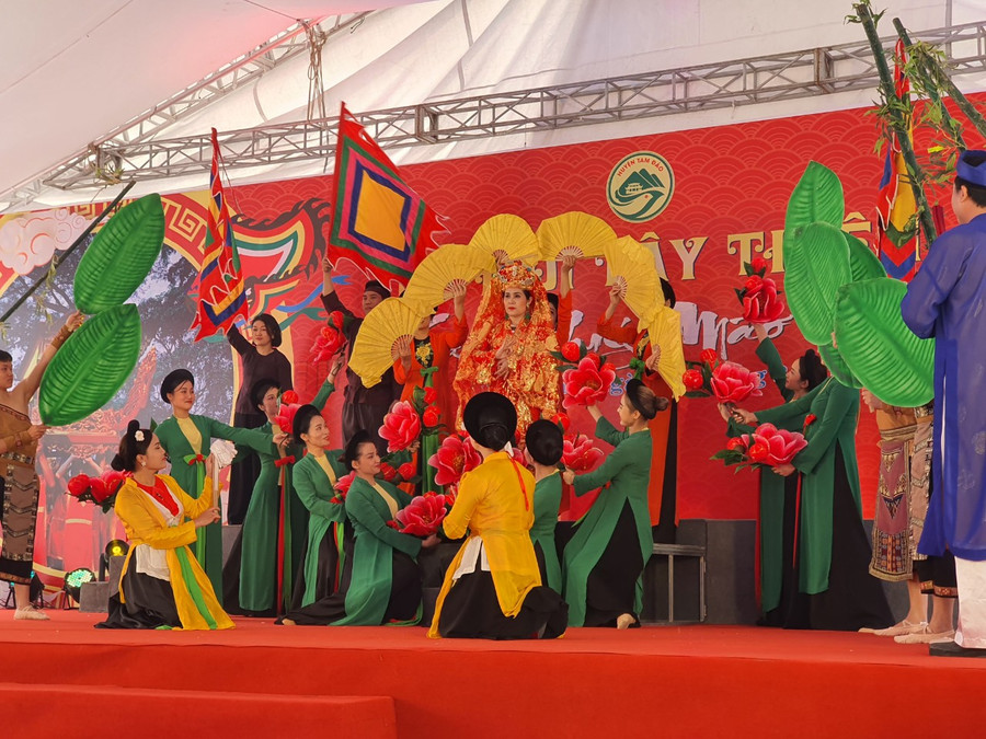 Hoạt cảnh chèo được tổ chức trong phần khai mạc lễ hội.