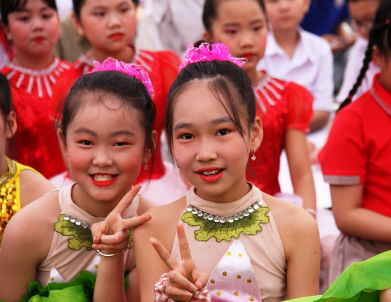 Học sinh hào hứng cổ vũ các tiết mục dự thi. Học sinh hào hứng cổ vũ các tiết mục dự thi.