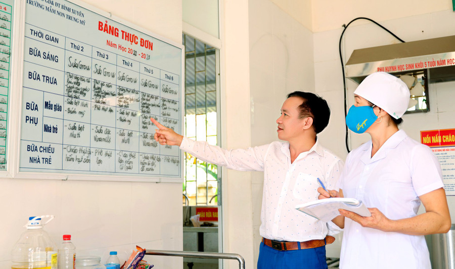 Thực đơn bữa ăn bán trú của trẻ luôn được thầy Xuân giám sát chặt chẽ. Ảnh: Hương Hường Thực đơn bữa ăn bán trú của trẻ luôn được thầy Xuân giám sát chặt chẽ. Ảnh: Hương Hường