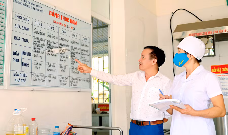 Thực đơn bữa ăn bán trú của trẻ luôn được thầy Xuân giám sát chặt chẽ. Ảnh: Hương Hường