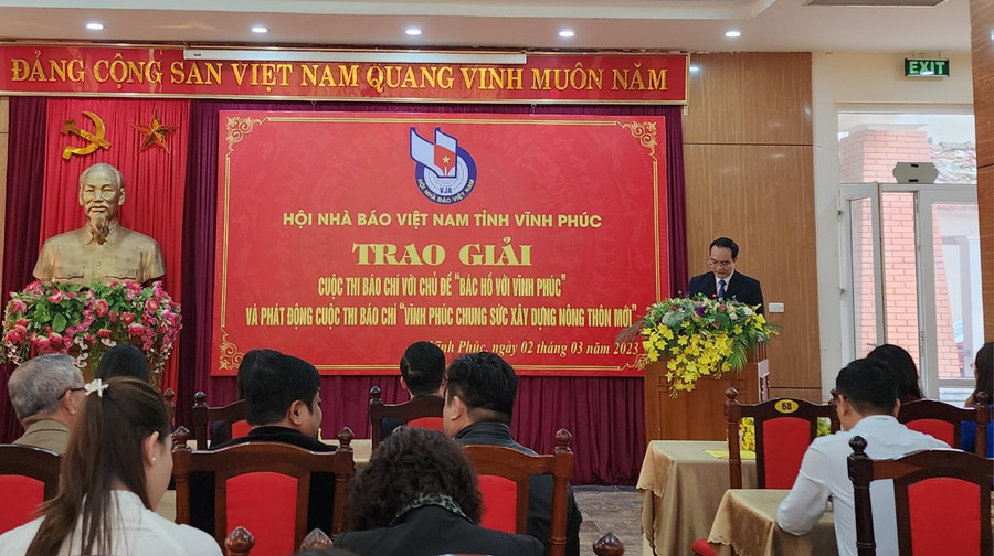 Sau 5 tháng phát động, Ban tổ chức cuộc thi báo chí với chủ đề “Bác Hồ với Vĩnh Phúc” đã nhận được hơn 100 tác phẩm tham dự. Sau 5 tháng phát động, Ban tổ chức cuộc thi báo chí với chủ đề “Bác Hồ với Vĩnh Phúc” đã nhận được hơn 100 tác phẩm tham dự.