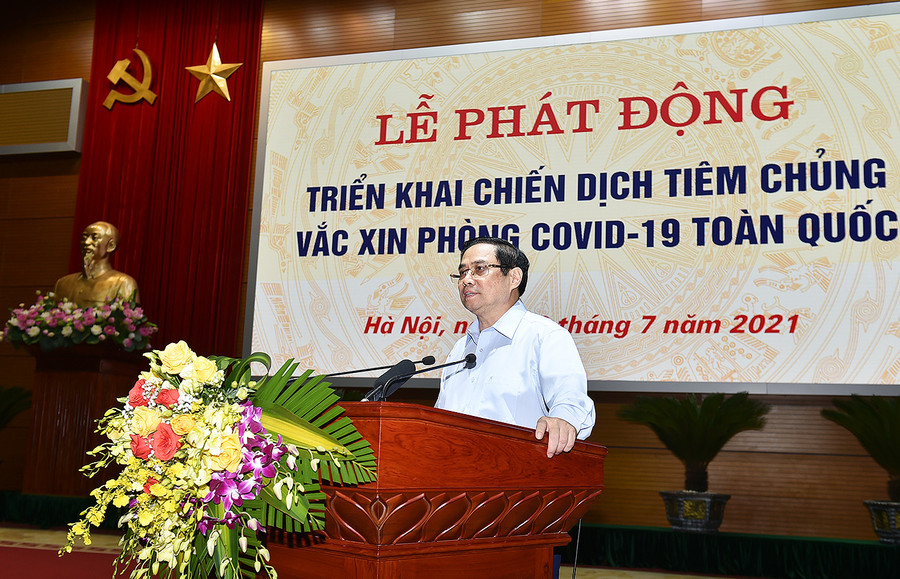 Thủ tướng Phạm Minh Chính phát động triển khai Chiến dịch tiêm chủng vắc xin phòng chống COVID-19 trên toàn quốc. - Ảnh: VGP/Nhật Bắc