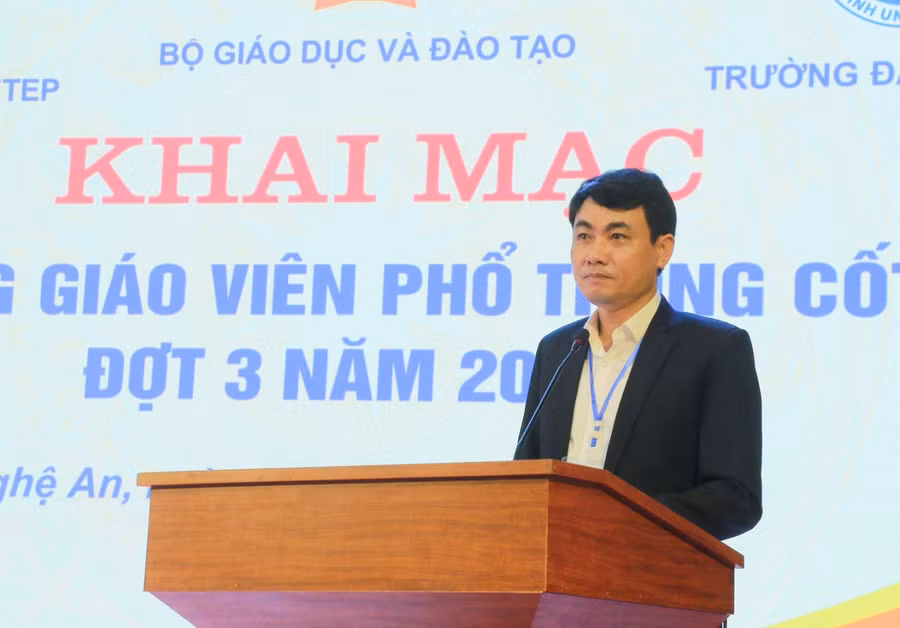 TS. Trần Bá Tiến - Phó Hiệu trưởng Trường ĐH Vinh phát biểu tại khai mạc