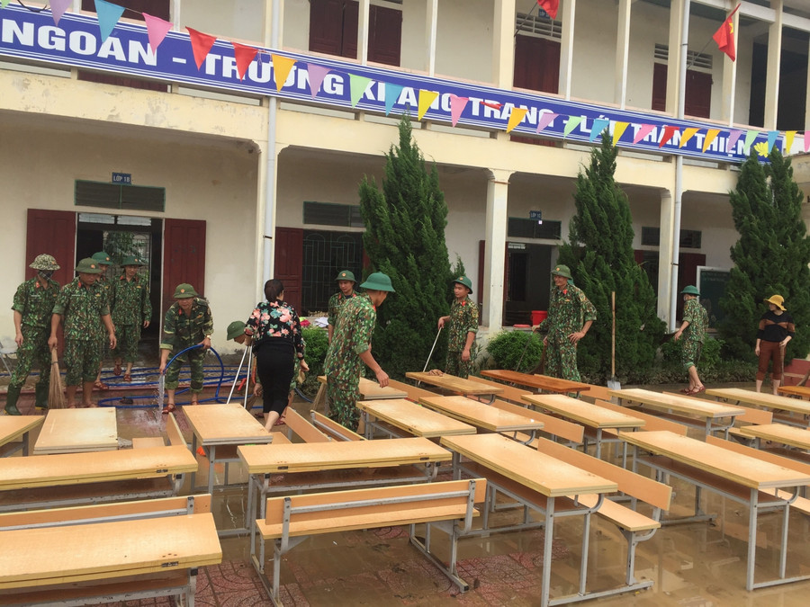 Lực lượng quân đội cũng được huy động giúp các nhà trường khắc phục hậu quả sau lũ để đón học sinh trở lại đi học sớm nhất.