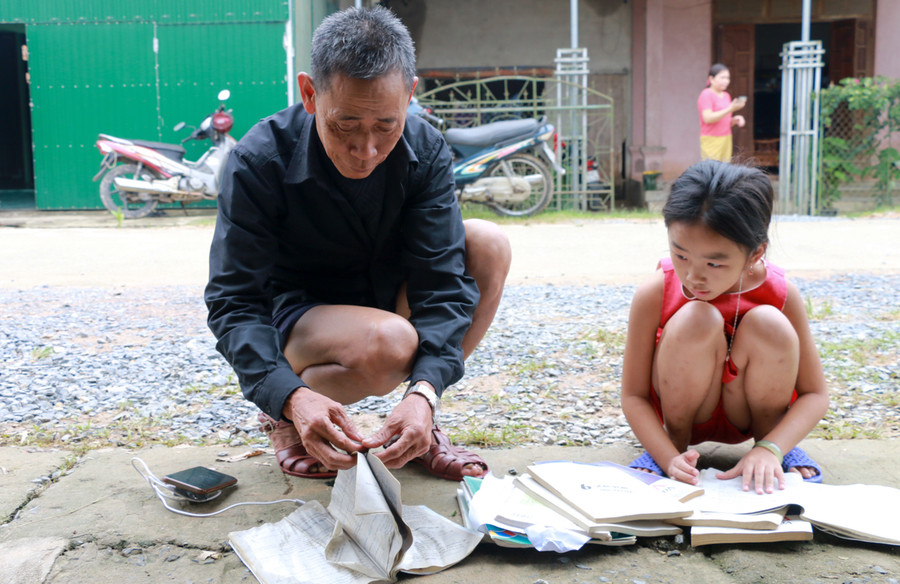 Em Nguyễn Thị An Phượng và ông (huyện Thanh Chương, Nghệ An) đang phơi lại sách vở bị ướt sau lũ. Hiện, nhiều trường học tại các huyện Thanh Chương, Nam Đàn, Đô Lương, Yên Thành chưa thể trở lại dạy học vào tuần tới. Các huyện còn lại, mức độ thiệt hại ít hơn, học sinh sẽ bắt đầu trở lại trường từ thứ 2, ngày 2/11.