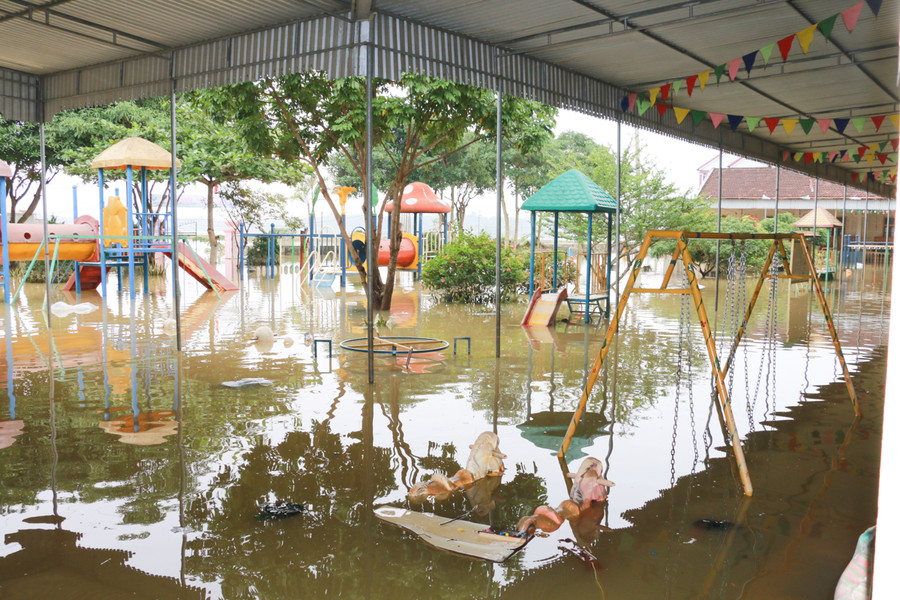 Tương tự, Trường Mầm non Thanh Hà nước cũng tràn vào phía trong sân và lớp học.