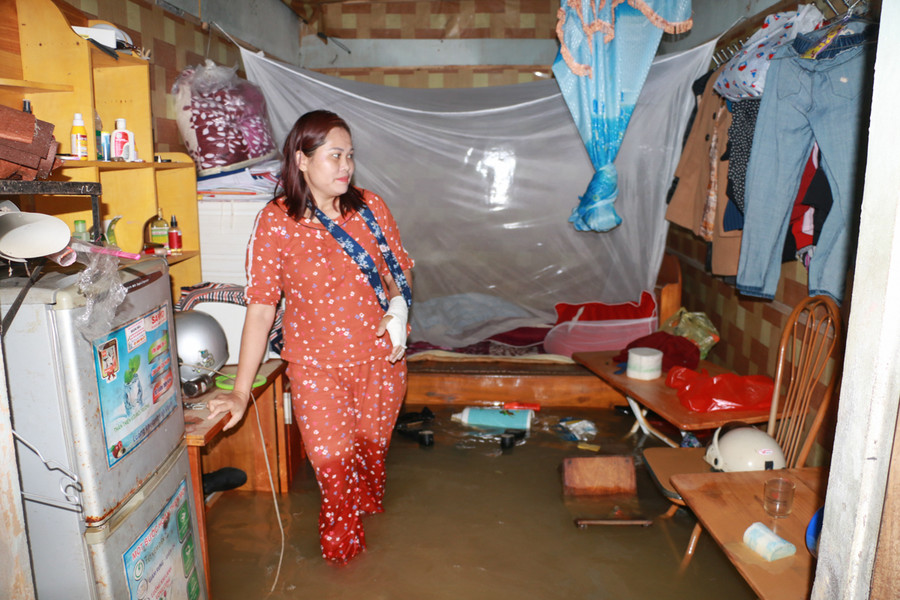 Cô Trần Thị Mậu là giáo viên duy nhất của Trường Mầm non ở ký túc xá đi dạy. Thời điểm nước lũ lên, cô cùng với đồng nghiệp lo di dời trang thiết bị và đồ dùng dạy học nên vật dụng sinh hoạt cá nhân của cô không kịp &quot;chạy lũ&quot;. Nước dâng, trường bị cô lập với xung quanh, đến nay cô vẫn chưa thể trở về nhà.