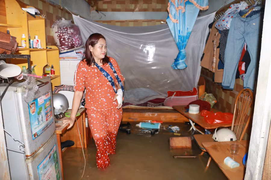 Cô Trần Thị Mậu là giáo viên duy nhất của Trường Mầm non ở ký túc xá đi dạy. Thời điểm nước lũ lên, cô cùng với đồng nghiệp lo di dời trang thiết bị và đồ dùng dạy học nên vật dụng sinh hoạt cá nhân của cô không kịp "chạy lũ". Nước dâng, trường bị cô lập với xung quanh, đến nay cô vẫn chưa thể trở về nhà.